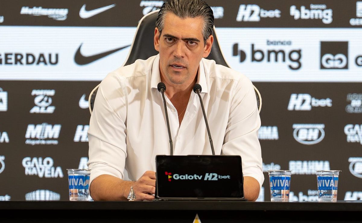 Paulo Bracks alfineta o Flamengo por demissão de Filipe Luís ao abordar mudança de técnico no Atlético