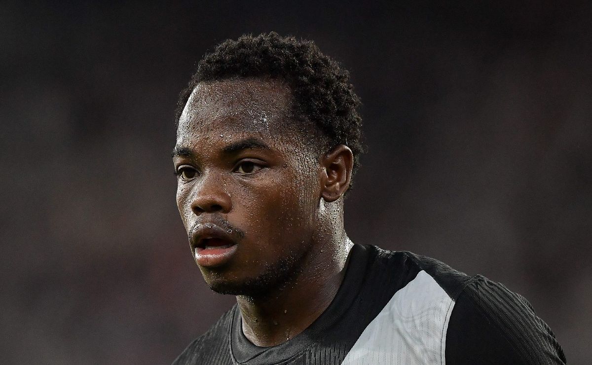 Vasco fica tranquilo com clubes interessados em Andrés Gómez e não teme saída do atacante