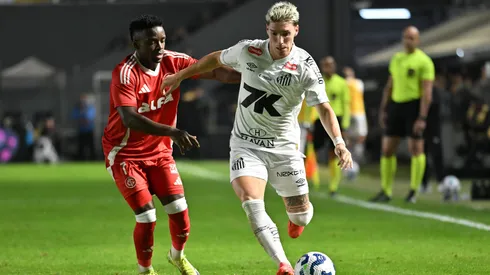 Santos enfrenta o Internacional na Vila Belmiro pelo Brasileirão. Foto: Jota Erre/AGIF