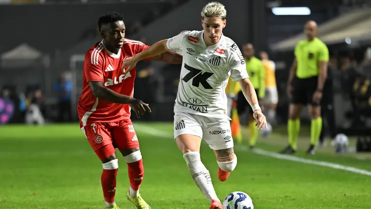 Santos enfrenta o Internacional na Vila Belmiro pelo Brasileirão. Foto: Jota Erre/AGIF