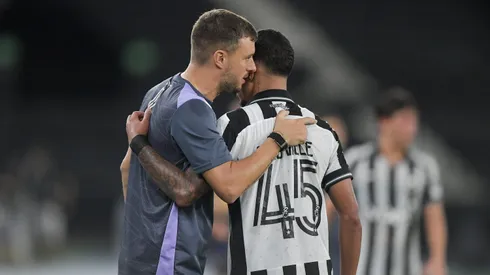 - Caio Valle jogador do Botafogo comemora seu gol com Martin Anselmi tecnico da sua equipe durante partida contra o Bangu no estadio Engenhao pelo campeonato Carioca 2026.