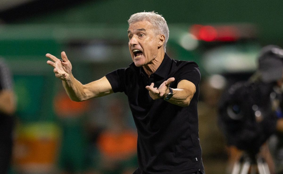 Luis Castro aponta falhas do Grêmio após novo tropeço e expõe meta para o Brasileirão 2026