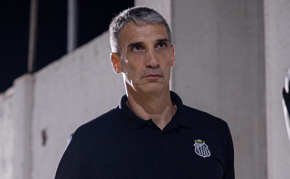 Vojvoda evita mudanças bruscas na escalação do Santos contra o Internacional em meio a pressão por demissão