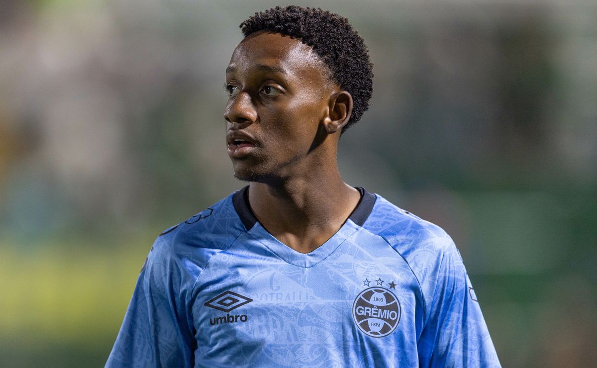 Grêmio quer negociar Gabriel Mec na próxima janela e staff do atacante vê saída com bons olhos
