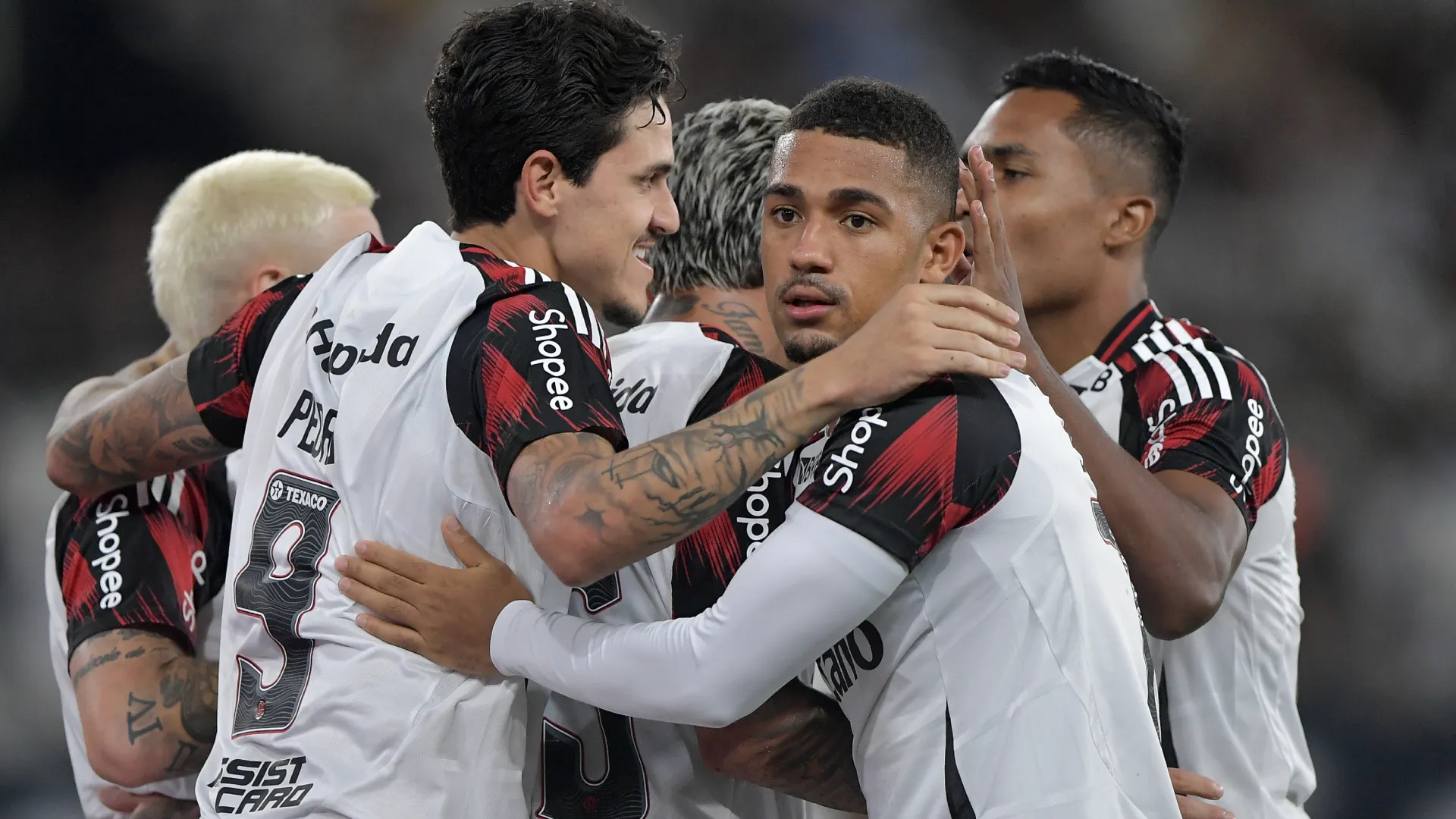 Jogadores do Flamengo contra o Botafogo – Foto: Thiago Ribeiro/AGIF