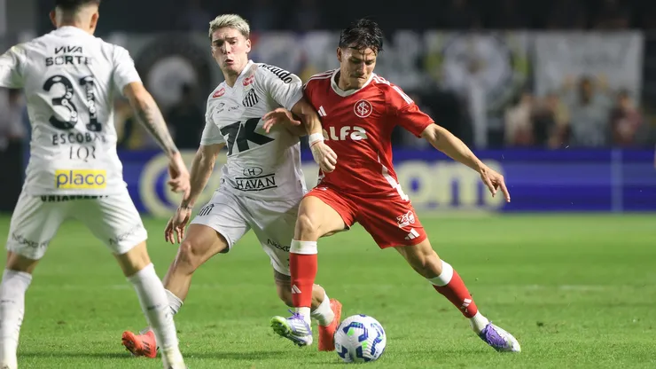 Santos e Internacional se enfrentam na Vila Belmiro