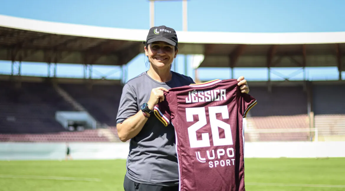A treinadora Jéssica de Lima com camisa da Ferroviária