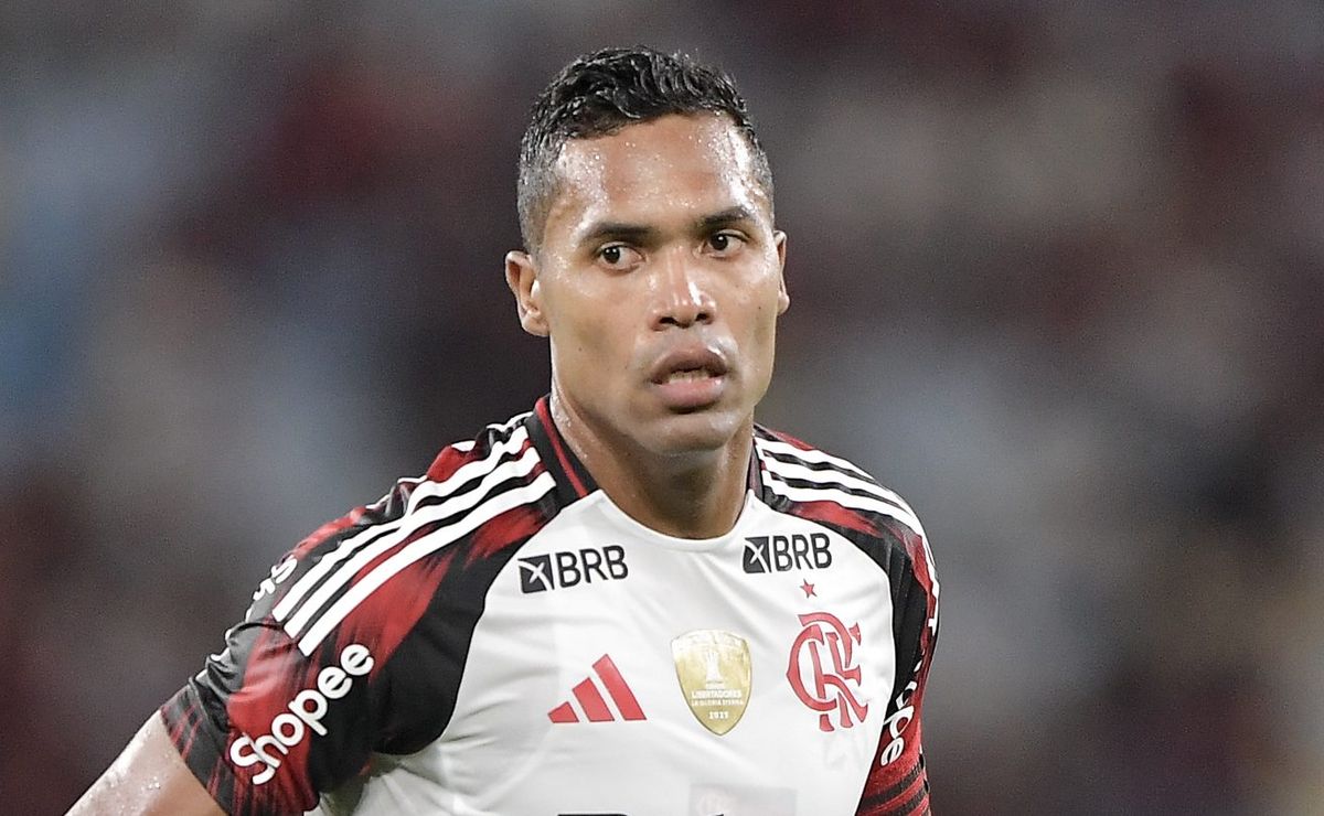 Alex Sandro tem problema no Flamengo após entorse na mão direita, mas lesão não impede o jogador de atuar