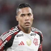 Alex Sandro sofre entorse em dedo da mão direita