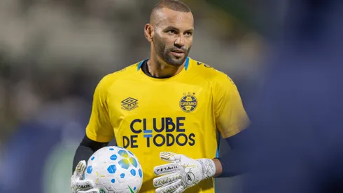Weverton pelo Grêmio.