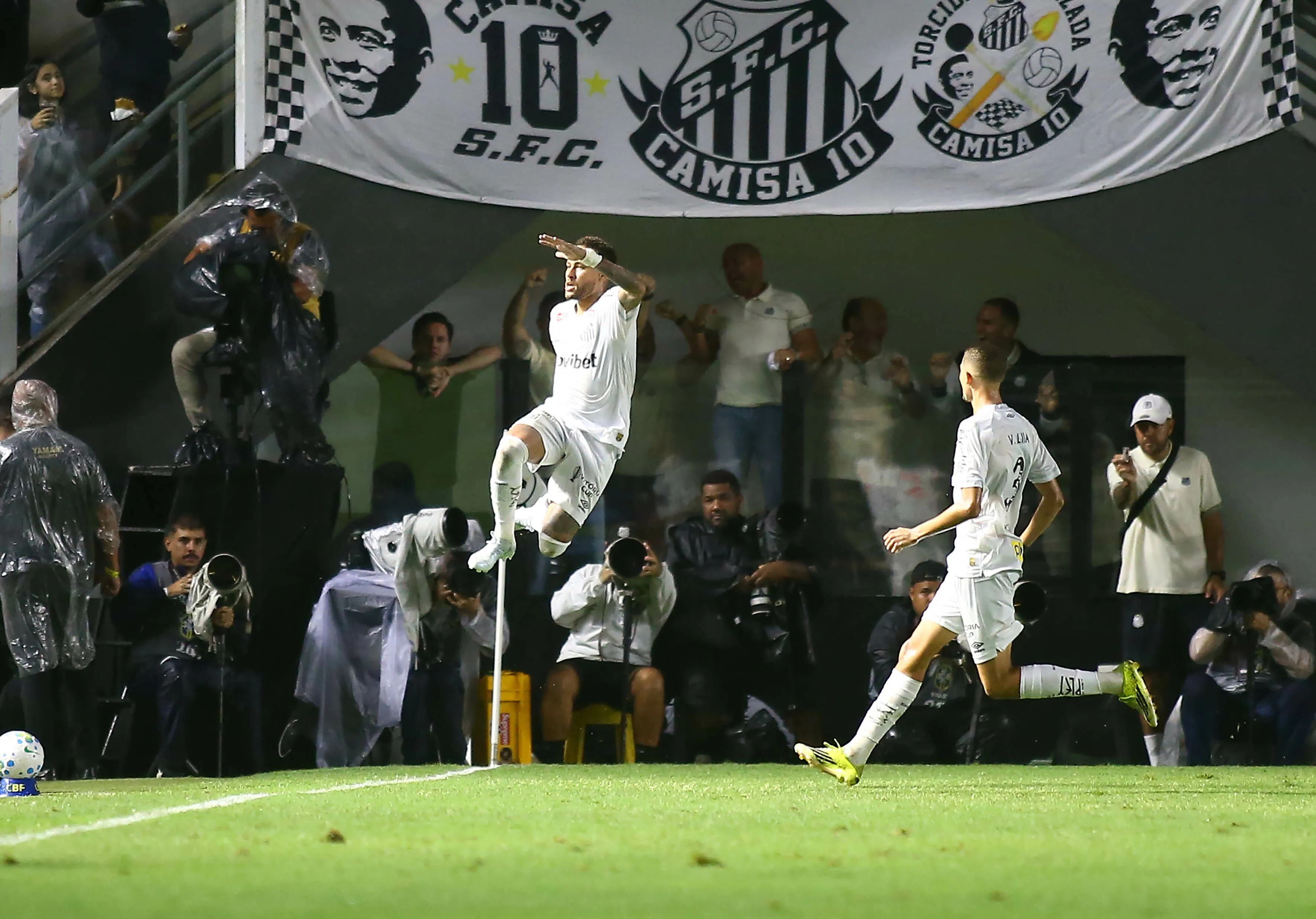 Neymar Jr. jogador do Santos comemora seu gol durante partida contra o Vasco no estadio Vila Belmiro pelo campeonato Brasileiro A 2026. Foto: Mauricio De Souza/AGIF