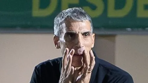 Juan Vojvoda tecnico do Santos durante partida contra o Mirassol no estadio Jose Maria de Campos Maia pelo campeonato Brasileiro A 2026. Foto: Joisel Amaral/AGIF