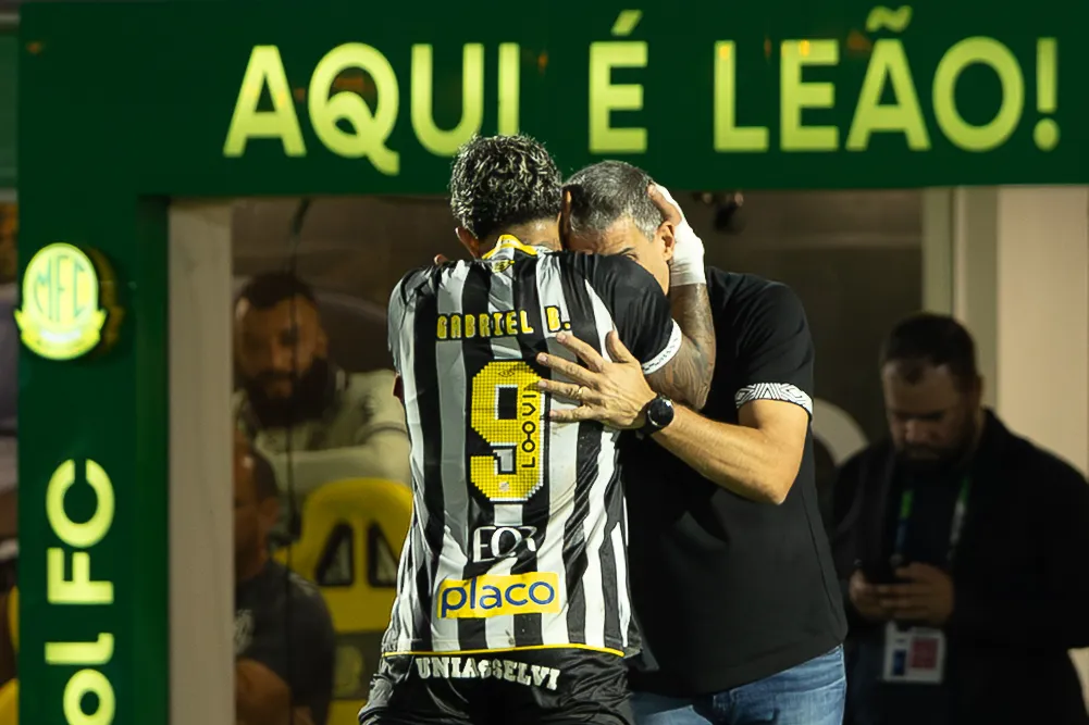 Juan Vojvoda tecnico do Santos receba apoio do jogador Gabriel Barbosa durante comemoracao do seu gol  partida contra o Mirassol no estadio Jose Maria de Campos Maia pelo campeonato Brasileiro A 2026. Foto: Joisel Amaral/AGIF