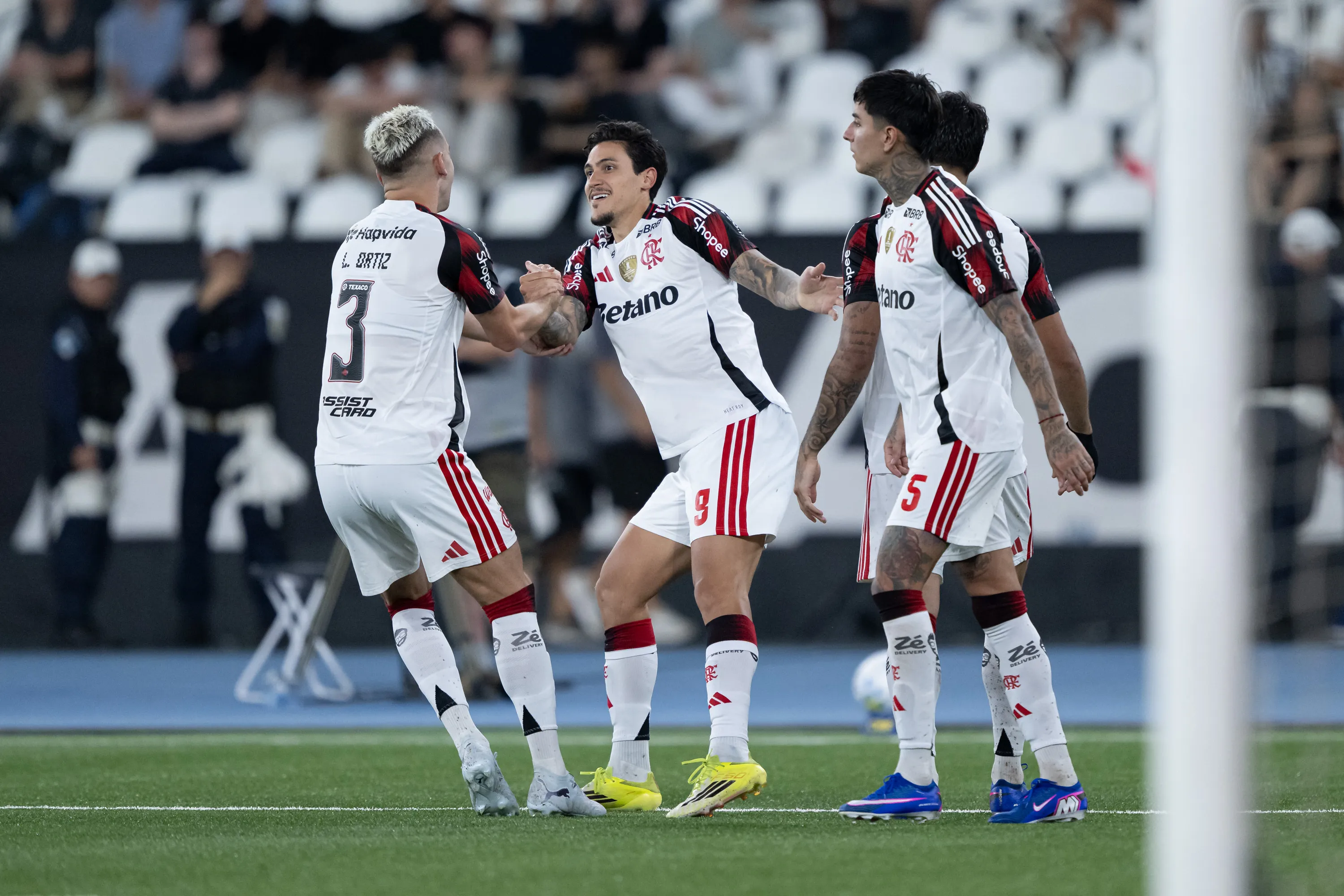 Pedro jogador do Flamengo comemora seu gol com Leo Ortiz jogador da sua equipe. Foto: Jorge Rodrigues/AGIF