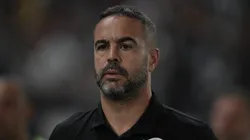 Treinador durante jogo do Botafogo