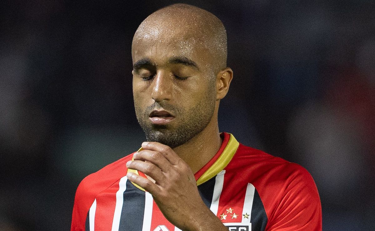 Roger Machado ‘ignora’ preferência de Lucas por jogar no gramado natural e atacante viaja para BH