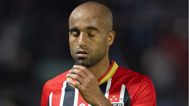 LUCAS MOURA jogador do Sao Paulo lamenta durante partida contra o Bragantino no estadio Cicero De Souza Marques pelo campeonato Brasileiro A 2026. Foto: Joisel Amaral/AGIF