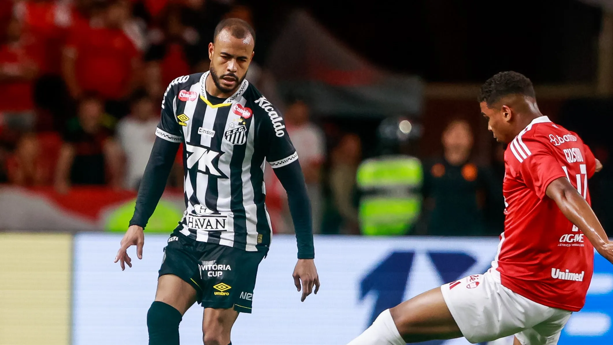 Mayke jogador do Santos durante partida contra o Internacional no estádio Beira-Rio. Foto: Luiz Erbes/AGIF