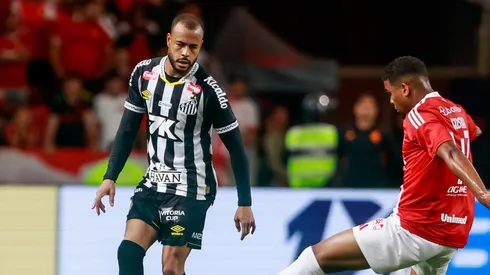 Mayke jogador do Santos durante partida contra o Internacional no estádio Beira-Rio. Foto: Luiz Erbes/AGIF