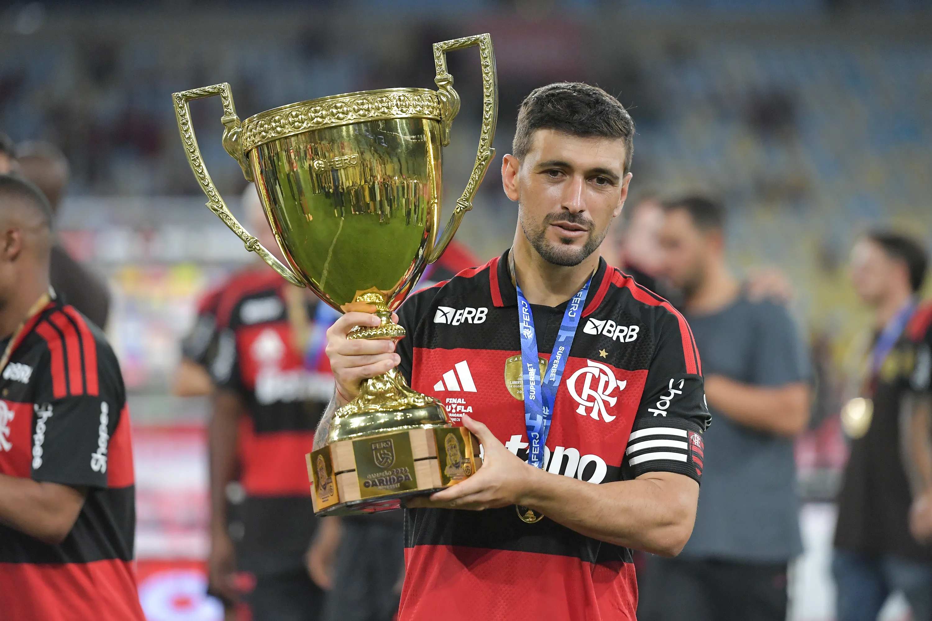 RJ – RIO DE JANEIRO – 08/03/2026 – CARIOCA 2026, FLUMINENSE X FLAMENGO – Arrascaeta jogador do Flamengo levanta a taca de campeao durante cerimonia de premiacao ao final da partida contra o Fluminense no estadio Maracana pela decisao do campeonato Carioca 2026. Foto: Thiago Ribeiro/AGIF