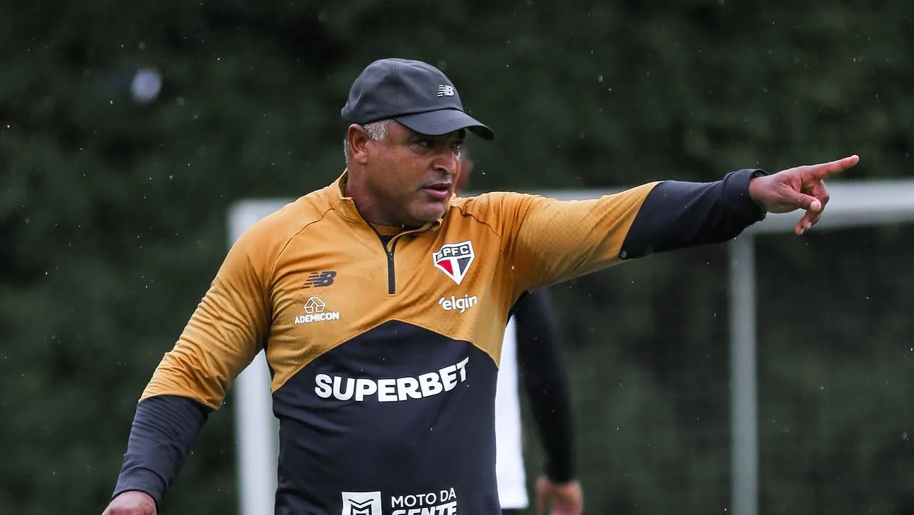 Roger Machado em ação no CT da Barra Funda – Foto: Anuar Sayed / São Paulo FC