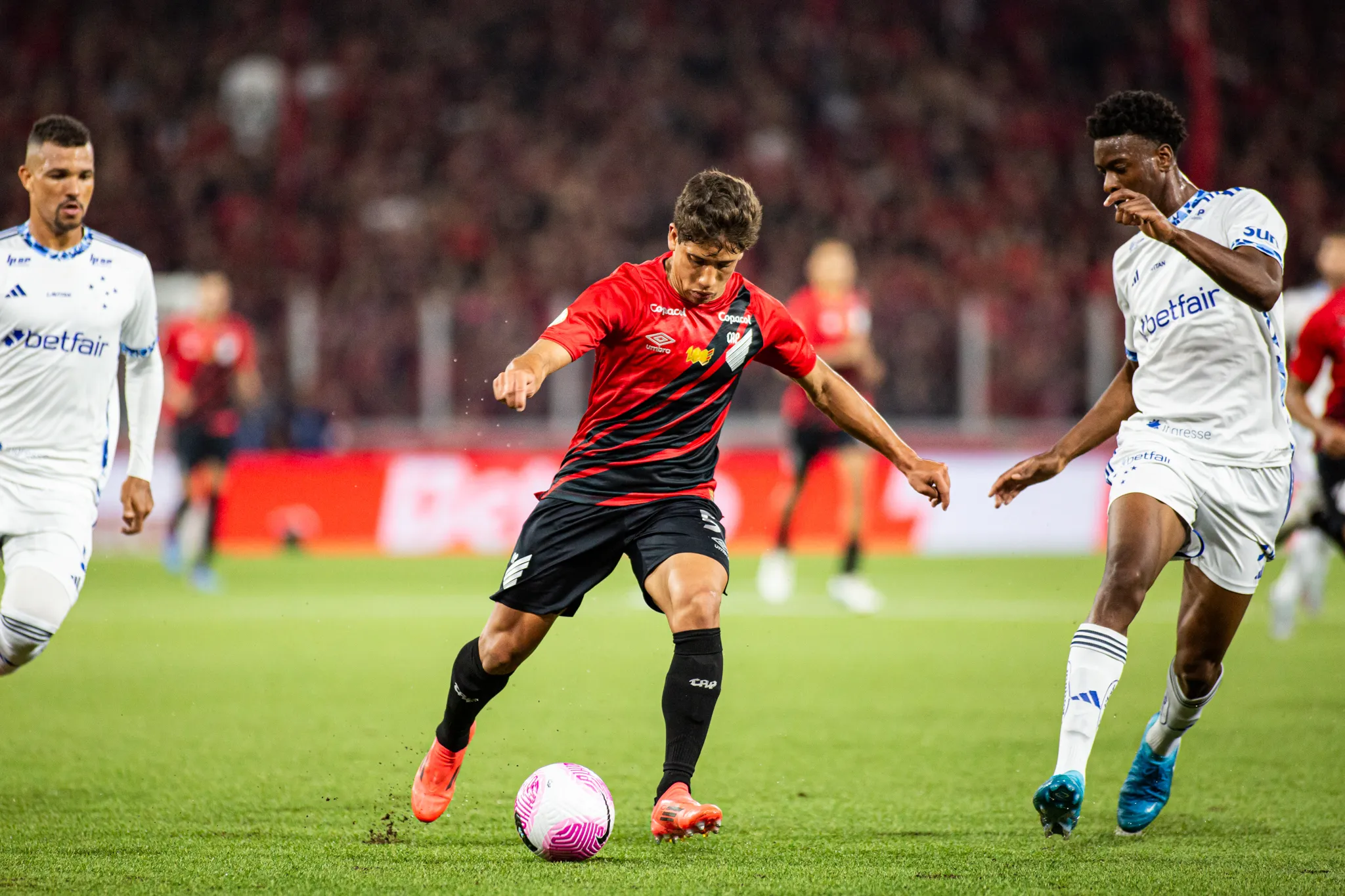 Cruzeiro perdeu o último jogo na Arena da Baixada. Foto: Luis Garcia/AGIF