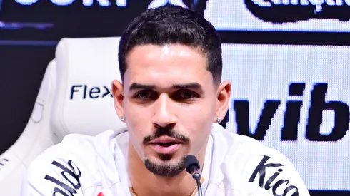 - Lucas Verissimo durante sua apresentacao oficial como jogador do Santos em coletiva de imprensa realizada na Vila Belmiro. Foto: Jota Erre/AGIF