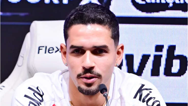 - Lucas Verissimo durante sua apresentacao oficial como jogador do Santos em coletiva de imprensa realizada na Vila Belmiro. Foto: Jota Erre/AGIF