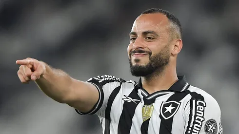 Arthur Cabral não vai sair do Botafogo agora.
