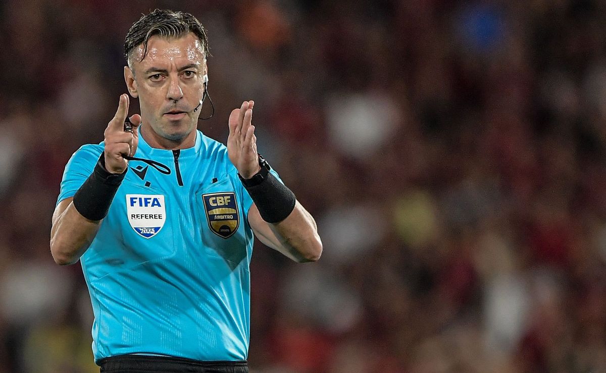 Fluminense enfrenta o Vasco com retrospecto negativo sob arbitragem de Raphael Claus