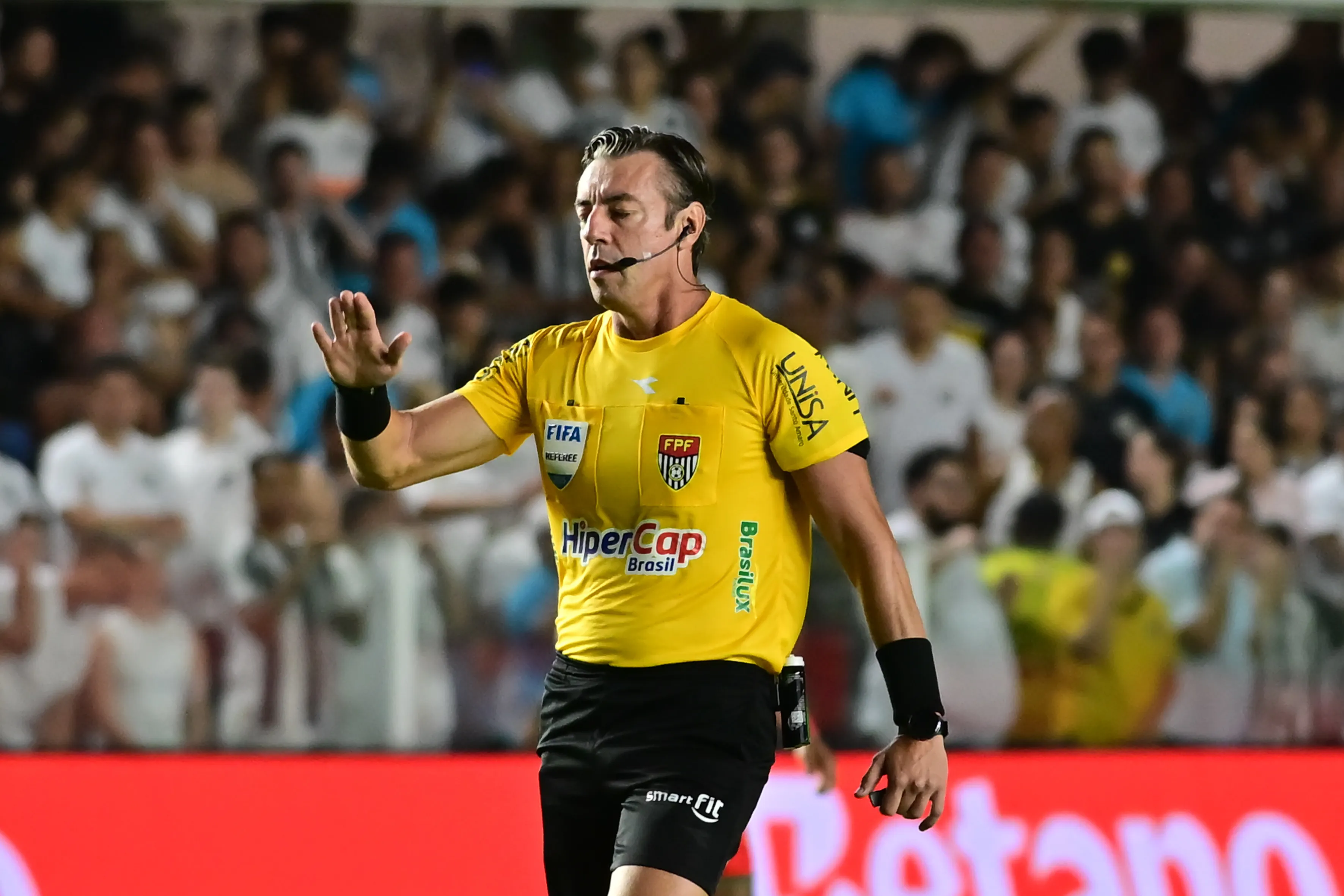 SP – SANTOS – 15/02/2026 – PAULISTA 2026, SANTOS X VELO CLUBE – O arbitro Raphael Claus durante partida entre Santos e Velo Clube no estadio Vila Belmiro pelo campeonato Paulista 2026. Foto: Jota Erre/AGIF