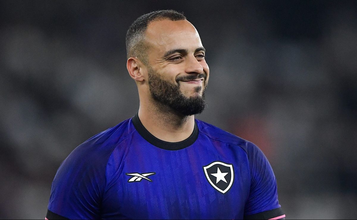 Corinthians tenta última cartada por Arthur Cabral, e divisão de salário com Botafogo emperra negociação