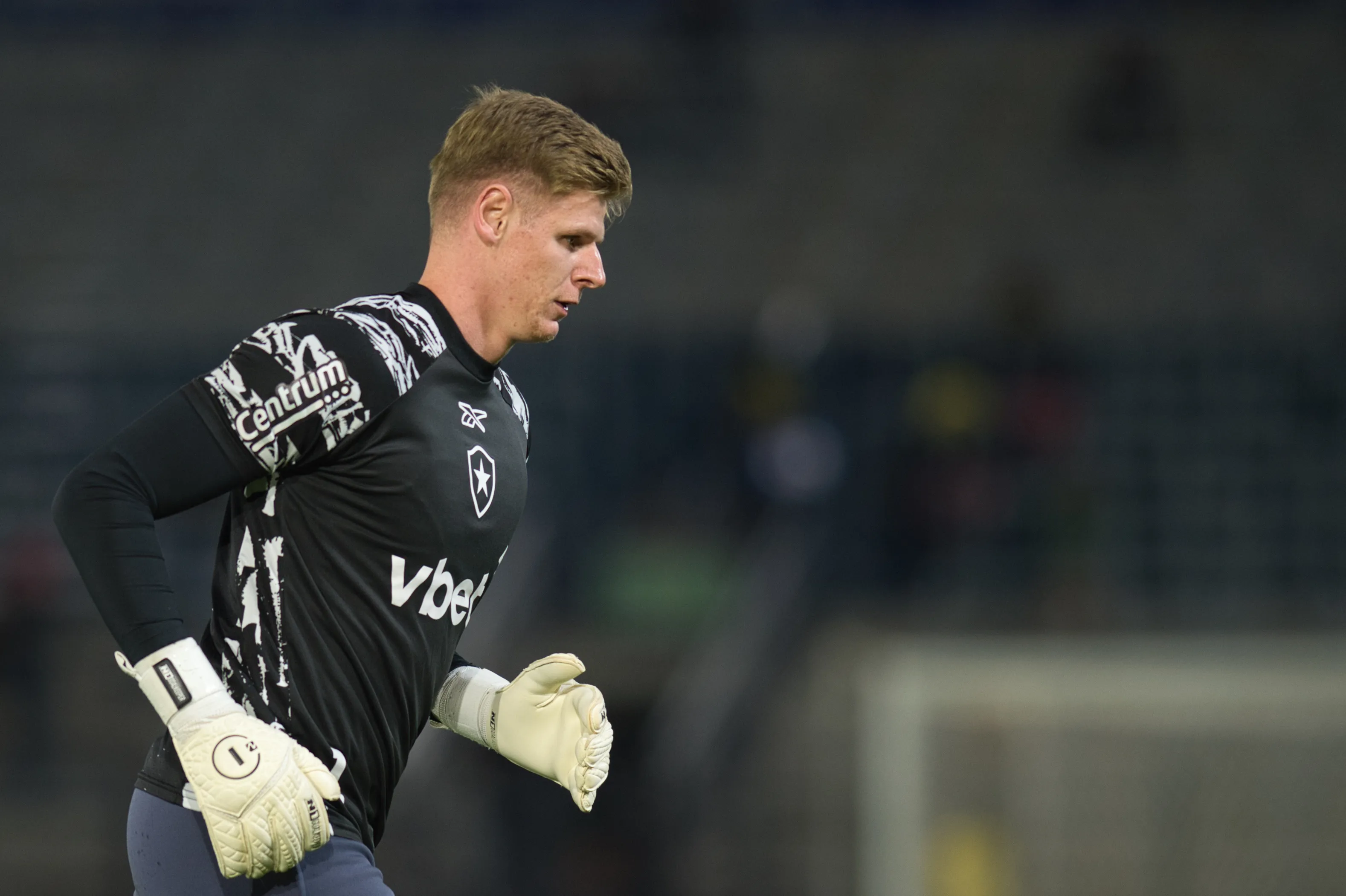 SP – BRAGANCA PAULISTA – 06/08/2025 – COPA DO BRASIL 2025, BRAGANTINO X BOTAFOGO – jogador do Botafogo Raul durante aquecimento antes da partida contra o Bragantino no estadio Cicero De Souza Marques pelo campeonato Copa Do Brasil 2025. Foto: Anderson Romao/AGIF