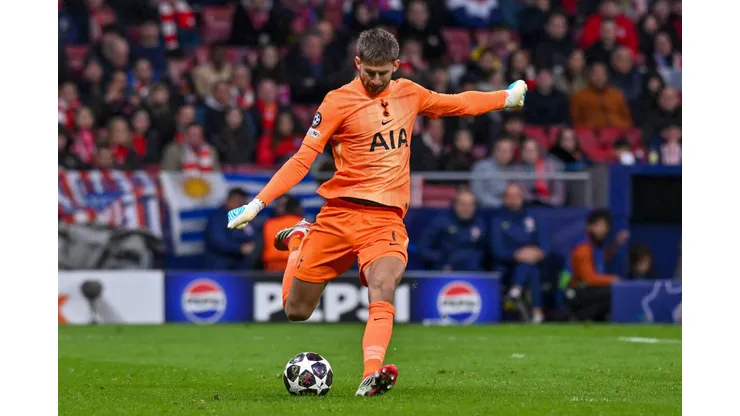 GUGLIELMO VICARIO, do Tottenham Hotspur FC, chuta a bola durante a partida de volta das oitavas de final da Champions League entre ATLETICO DE MADRID e TOTTENHAM HOTSPUR, realizada em 10 de março de 2026. Credit Image: © Oscar Manuel Sanchez/ZUMA Press Wire