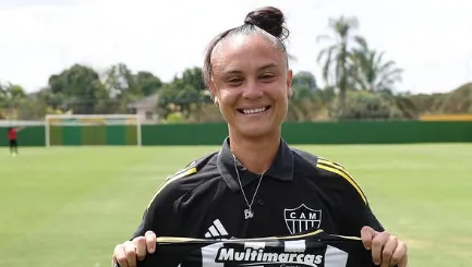 Bárbara Melo com camisa comemorativa do Atlético-MG
