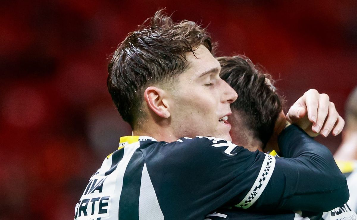 Vojvoda faz testes na escalação do Santos e pode surpreender com Rollheiser e Veríssimo no time titular