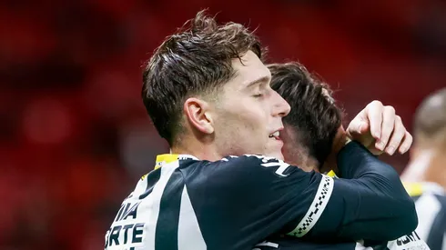 Rollheiser ao lado de Barreal durante jogo do Peixe.