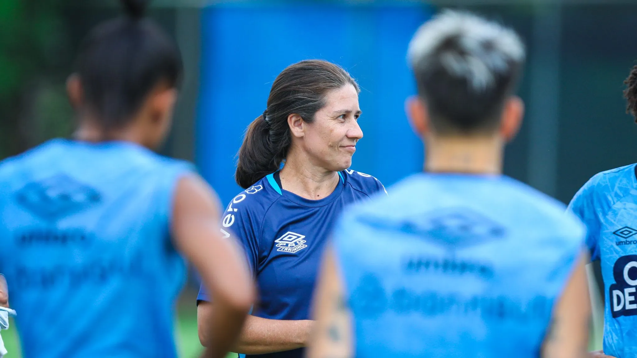 Treinadora Jéssica de Lima em treino do Grêmio