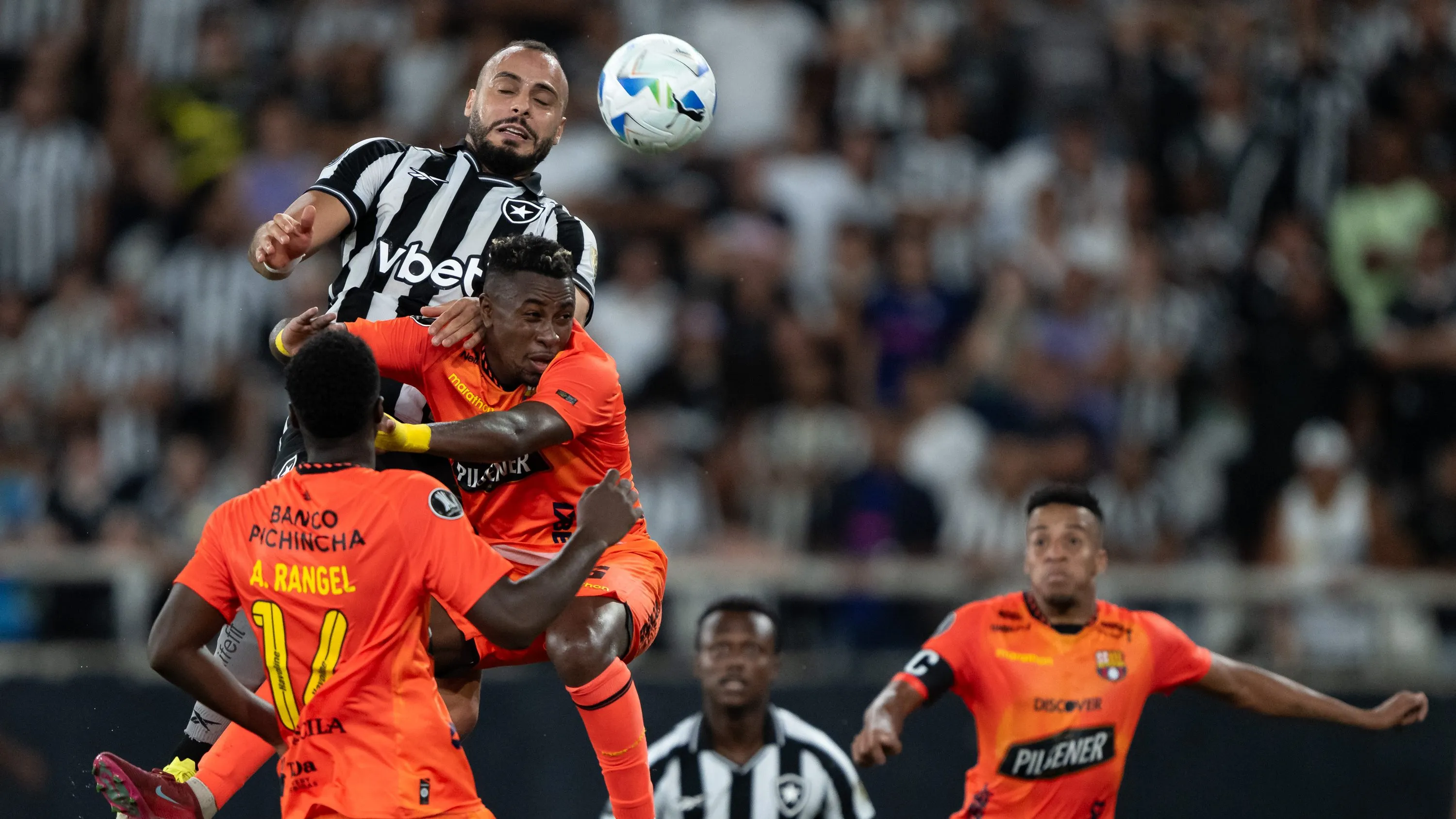 Arthur Cabral em ação pelo Botafogo –  Foto: Jorge Rodrigues/AGIF