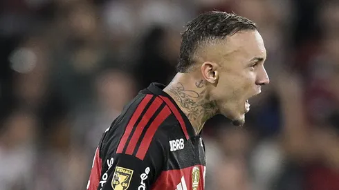 Cebolinha em campo com a camisa do Fla.