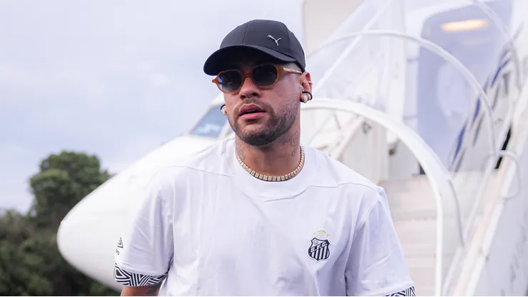 Neymar camisa 10 do Santos durante viagem com o elenco