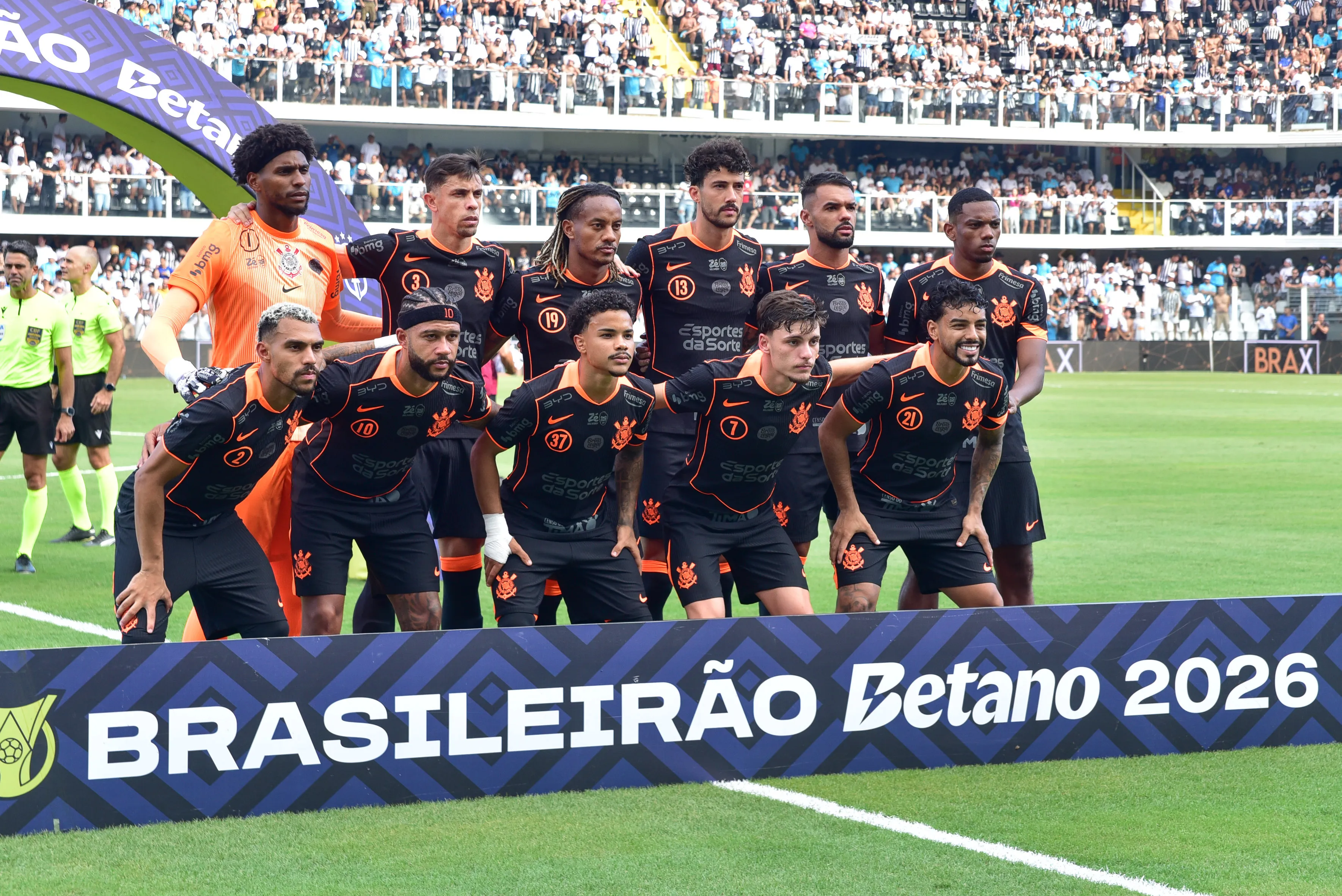 SP – SANTOS – 15/03/2026 – BRASILEIRO A 2026, SANTOS X CORINTHIANS – Jogadores do Corinthians posam para foto antes na partida contra Santos no estadio Vila Belmiro pelo campeonato Brasileiro A 2026. Foto: Jota Erre/AGIF