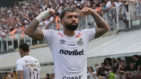 Gabigol comemora seu gol contra o Corinthians na Vila Belmiro. Foto: Jota Erre/AGIF