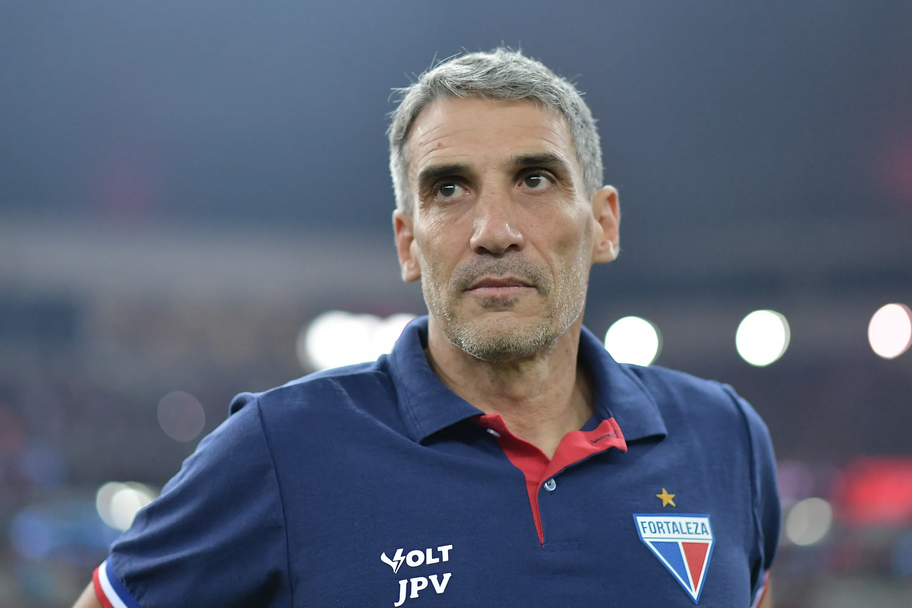 Juan Pablo Vojvoda atuando como técnico do Fortaleza durante partida contra o Flamengo. Foto: Thiago Ribeiro/AGIF