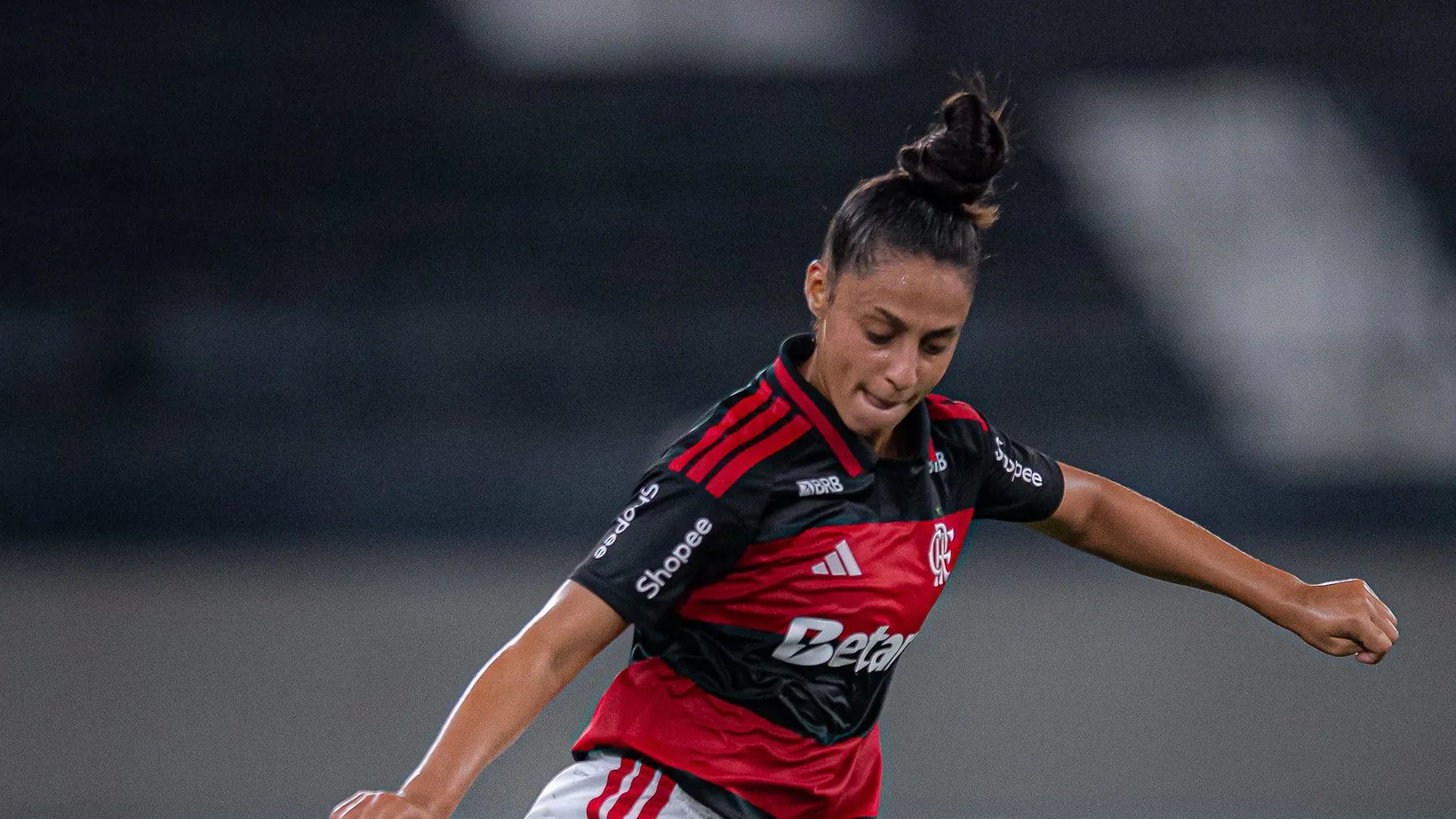 Jogadora do Flamengo em campo pelo Brasileirão Feminino