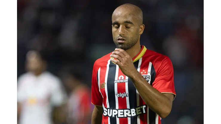 Lucas Moura, jogador do São Paulo. lamenta durante partida contra o Bragantino no estadio Cicero De Souza Marques pelo campeonato Brasileiro A 2026. Foto: Joisel Amaral/AGIF