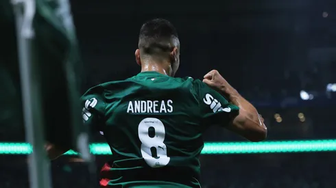 Andreas Pereira jogador do Palmeiras comemora seu gol com Mauricio jogador da sua equipe durante partida contra o Botafogo no estadio Arena Allianz Parque pelo campeonato Brasileiro A 2026. Foto: Ettore Chiereguini/AGIF