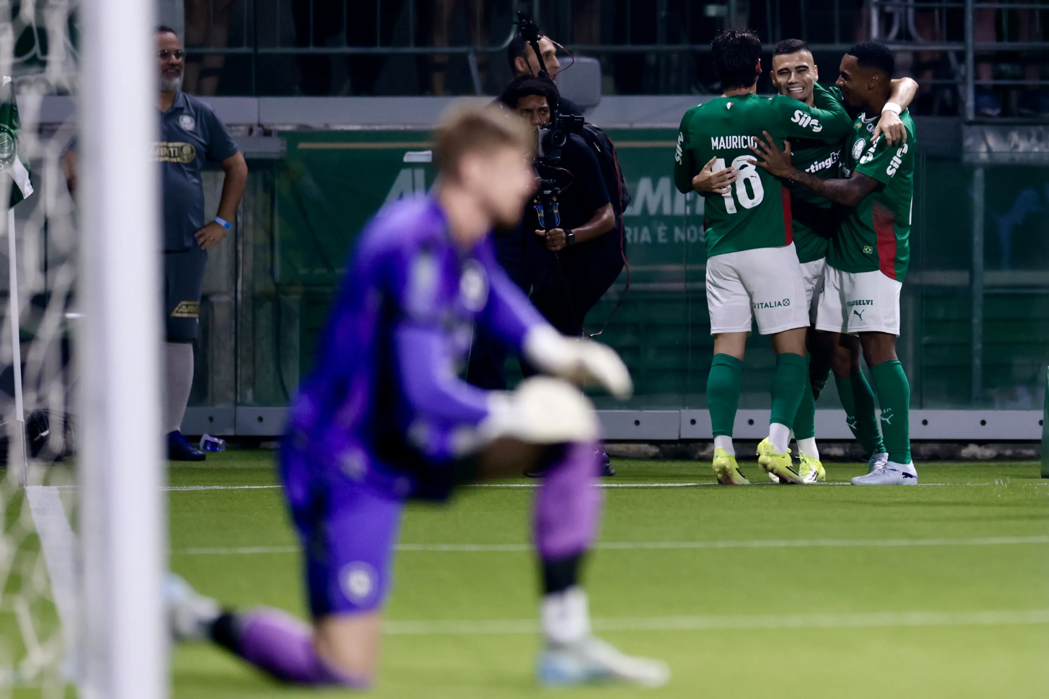 Andreas Pereira jogador do Palmeiras comemora seu gol com jogadores do seu time durante partida contra o Botafogo no estadio Arena Allianz Parque pelo campeonato Brasileiro A 2026. Foto: Marcello Zambrana/AGIF