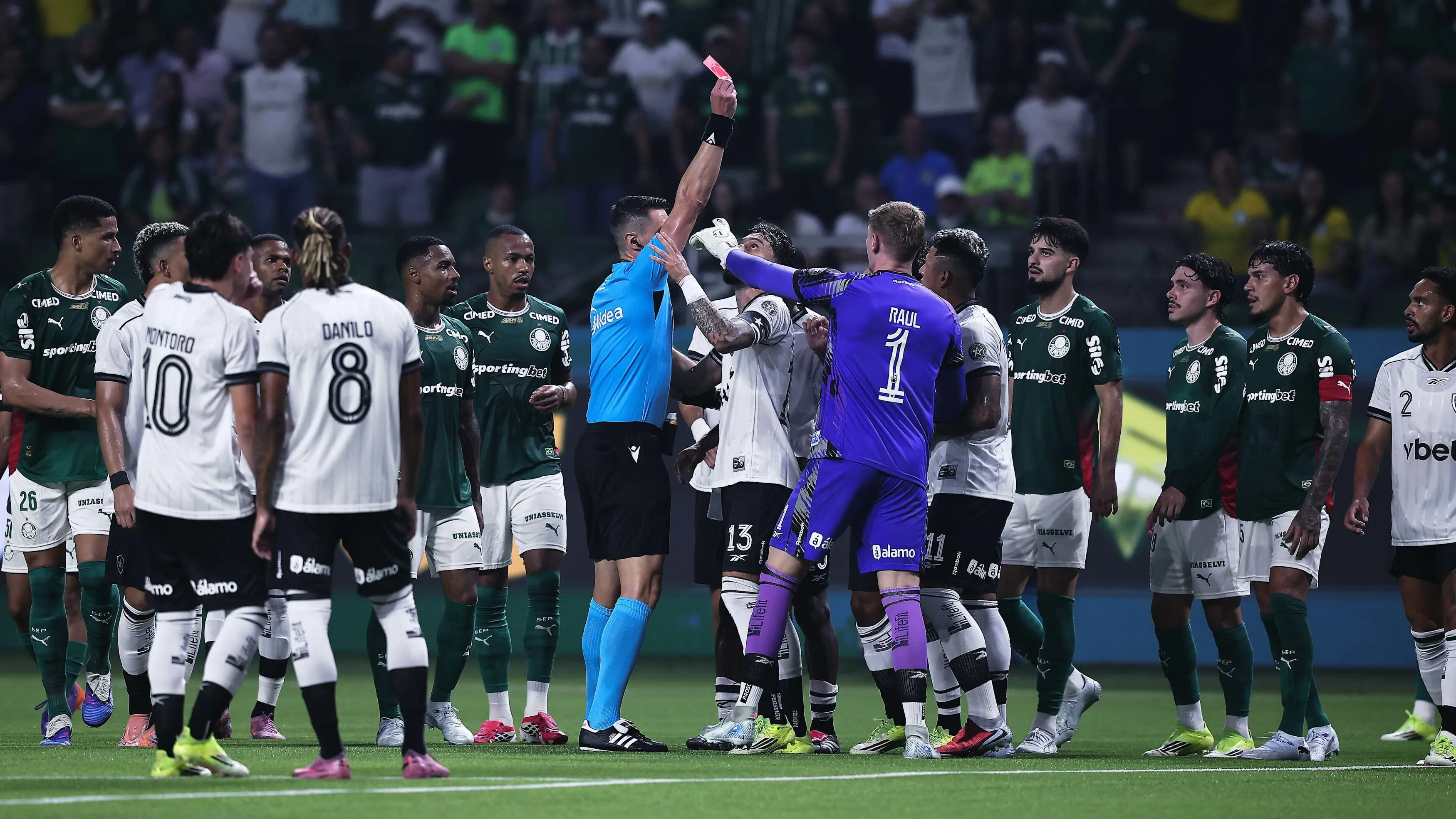 Medina jogador do Botafogo recebe cartão vermelho do arbitro durante partida contra o Palmeiras. Foto: Ettore Chiereguini/AGIF