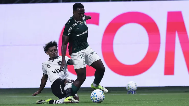 Jhon Arias jogador do Palmeiras disputa lance com Medina jogador do Botafogo. Foto: Ettore Chiereguini/AGIF